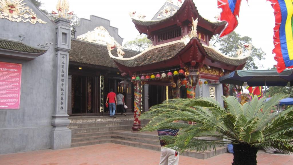 Tour Du Xuan Du lich Le Hoi Yen Tu den Cua Ong Co Be Cua Suot